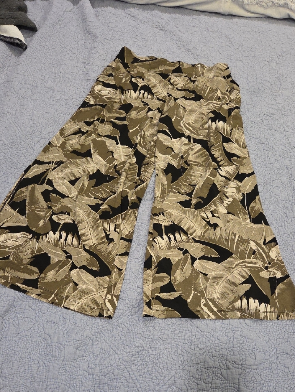 G.I.L.I. Wide Leg Palm Print Pants With Side Slits in Black and Green Size MP!